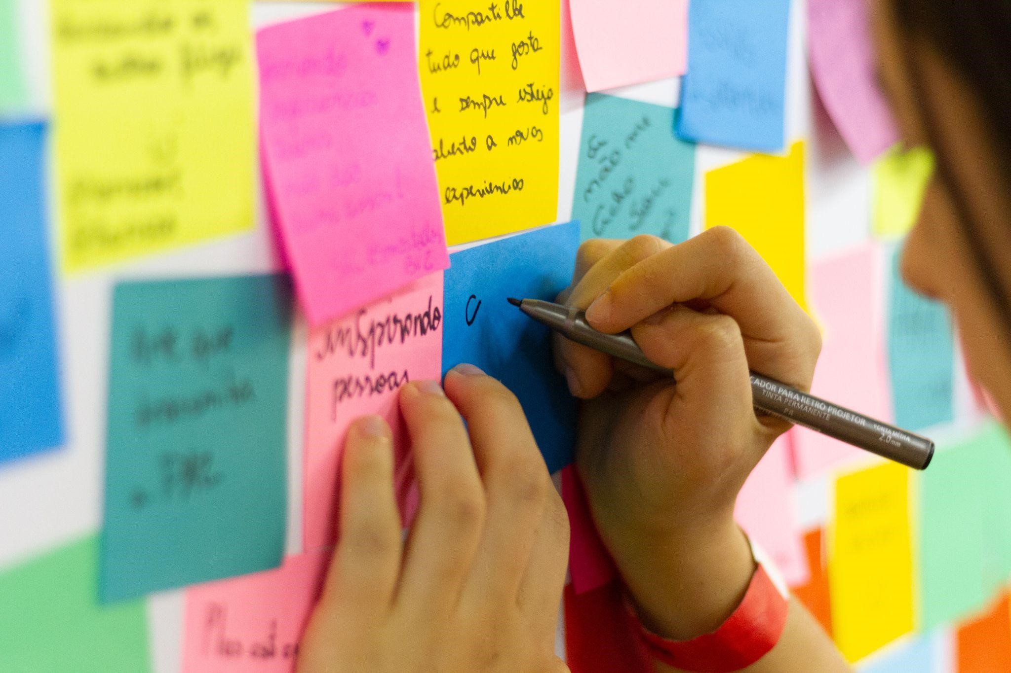 An author forming guest blogging ideas for authors and arranging thoughts on vibrant sticky notes.